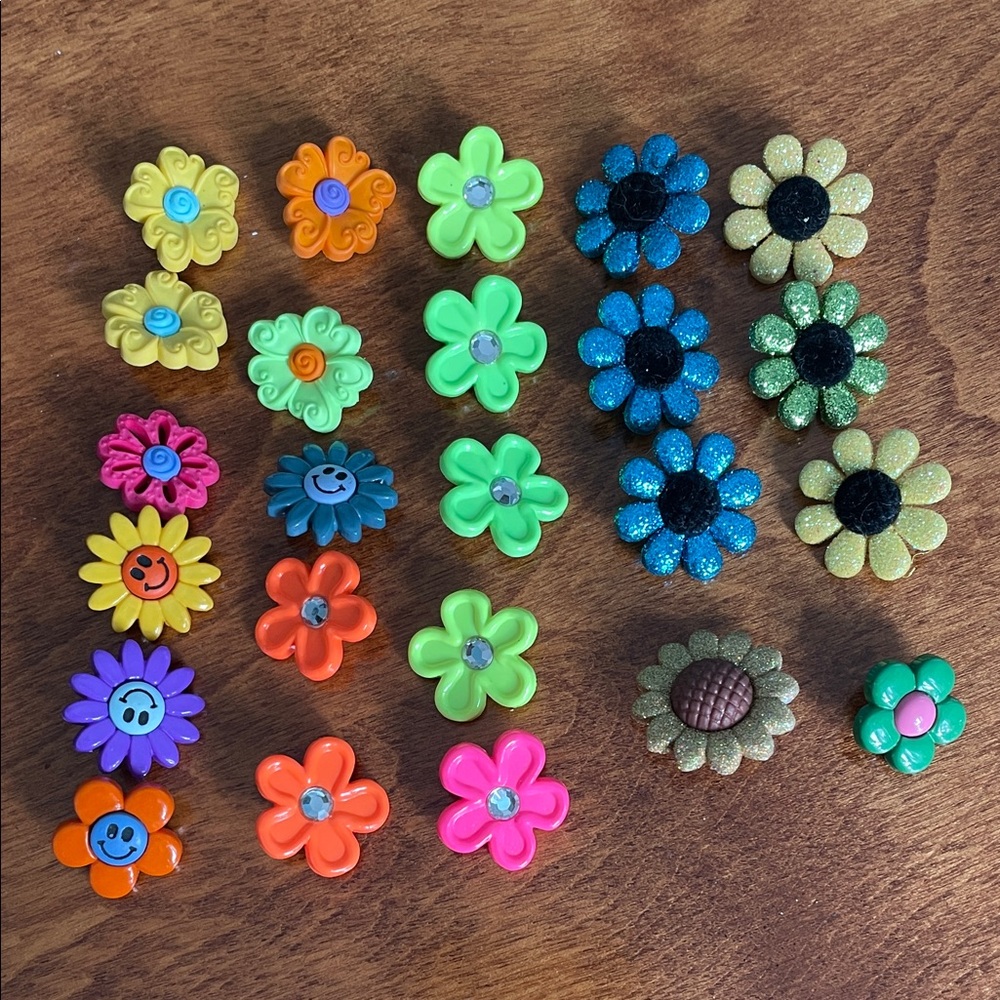 Lot of 24 small flower buttons